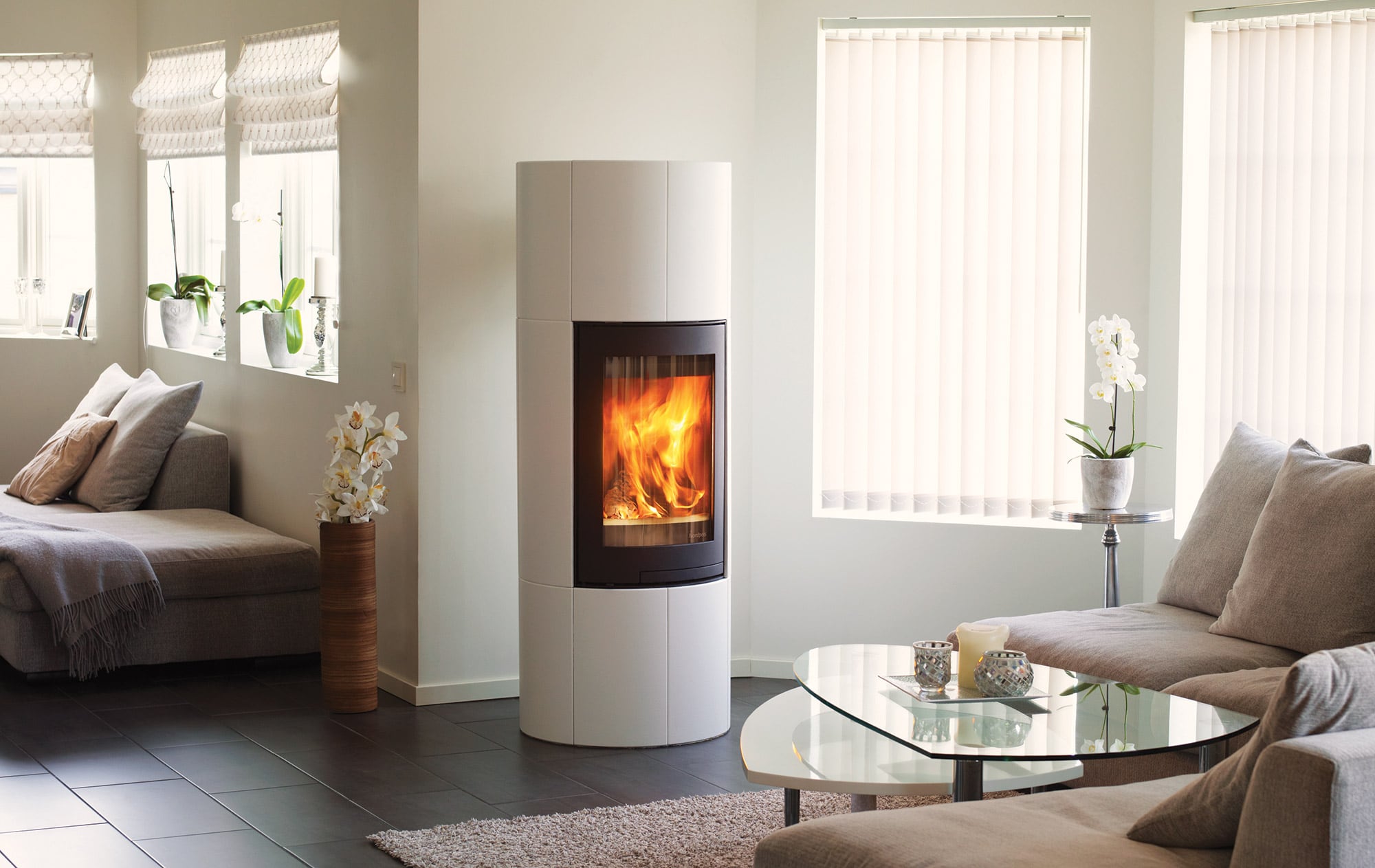 Rund hvitmalt peis i moderne design i stue