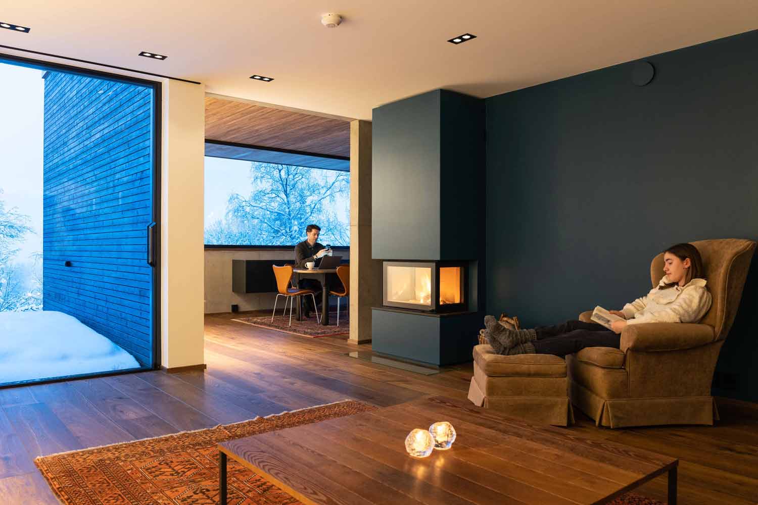 Davos - en av våra största eldstäder. Vacker med en snygg design och stora glas för god sikt.